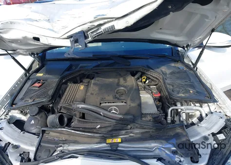 2015 Mercedes-Benz C 300 4Matic z USA, uszkodzony, nr VIN 55SWF4KB5FU033583